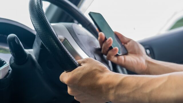 【絶対やめよう!運転しながらのスマホ使用】違反対象となるのはどんな時?
